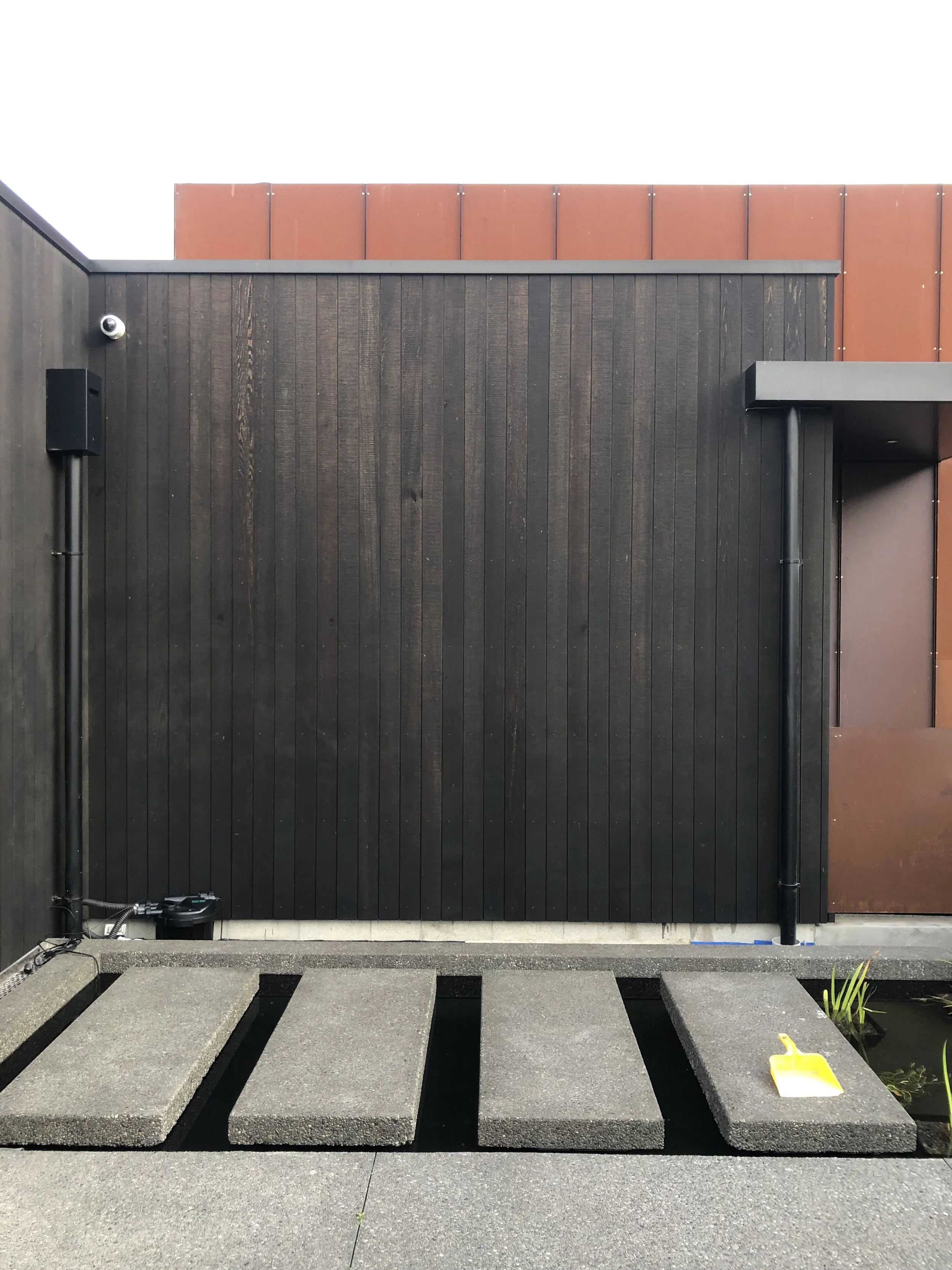 Residential interior with natural materials and open outlook